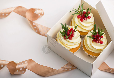 在白色背景的盒子里装香草冰淇淋的情人蛋糕高清图片