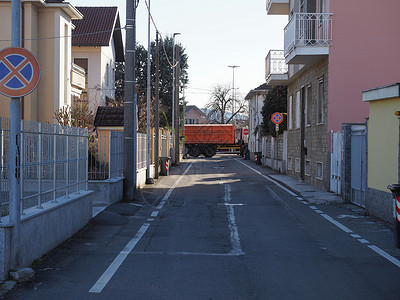 公路尽头的大卡车货车街道车辆驾驶运输汽车过境背景图片