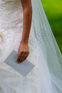 带信封的新娘手高清图片