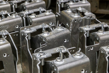 在两厂间工厂中许多等同的焊接铝组件背景图片