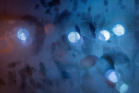 多个指纹素材上面有多个棕榈图纸的蓝色夜间湿色窗口表面背景