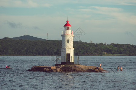 灯塔船海洋景观与白色托卡耶夫斯基灯塔的景象背景