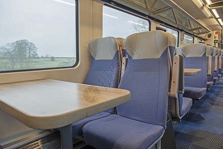 内地空的 坐有座位的通车客运列车景观窗户桌子铁路地毯旅行椅子头枕行李架走道背景图片