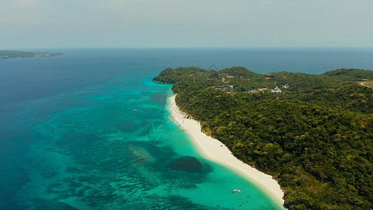 蓝色珊瑚礁热带海滩和蓝色环礁湖旅行假期海湾岛屿鸟瞰图海岸游客旅游景观奢华背景