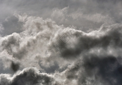 多彩戏剧性的天空乌云天气力量风暴气象天堂气氛季节运动危险雷雨背景图片
