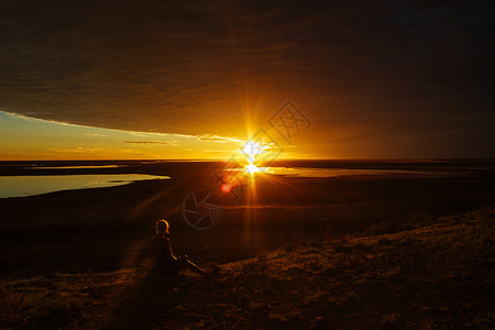 澳大利亚格拉德斯通风景观望区澳洲的3个湖泊背面 北极女性享受着美丽的日落蓝色原住民文化草地地方农村反射旅游橙子领土背景图片