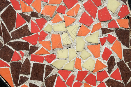红色瓷砖五颜六色的陶瓷马赛克地板或墙壁 马赛克顶视图 浴室或厨房地板墙设计理念 重复使用破碎的瓷砖 室内设计 有色东方陶工黄色创造力材料背景