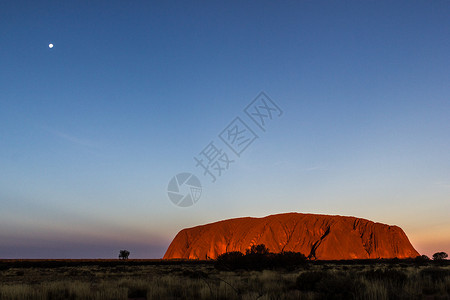 艾尔斯岩澳大利亚澳大利亚红中心大耳乌鲁的日落与月亮相伴 澳洲Ayers Rock背景
