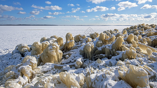 冬季荷兰弗里斯兰的冰雕寒流芦草场地低温冷冻冰晶家族气候国家冰块背景图片