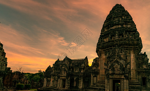 Phimai 历史公园景观与夕阳的天空 泰国呵叻的地标 旅游目的地 古迹古朴 古建筑 高棉寺庙古典建筑红土高棉语石头宝塔历史性文背景图片