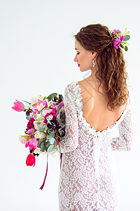 粉色衣服素材穿着白编织的白衣服 带着一束花朵装扮的欢乐女新娘蓝色裙子广告喜悦情绪青年地面乡村红色姿势背景
