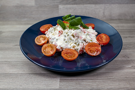 蓝色盘子上的俄罗斯沙拉小吃桌子午餐食物派对咖啡店蔬菜香肠美食土豆奥利维高清图片素材