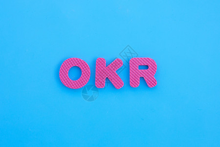 蓝色背景上的 OKR 字母表背景