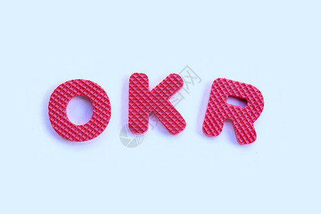 白色背景上的 OKR 字母表商业指标木头绩效成就指导英语战略积木标签钥匙高清图片素材