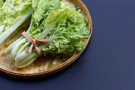 深色背景的中国卷心菜叶子生产维生素植物蔬菜饮食青菜沙拉烹饪工作室背景图片