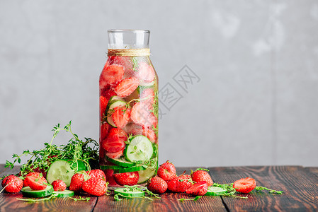 灌满了草莓 黄瓜和Thyme的水酒精活力食物饮食福利草本植物百里香水果冷藏叶子背景图片