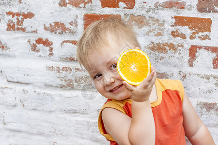 孩子的肖像 可爱男孩装着橙色 小孩的情调儿童水果喜悦男生白色孩子们情感身体微笑童年美丽高清图片素材