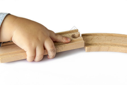 儿童用木头修铁路 亲近儿童的手背景