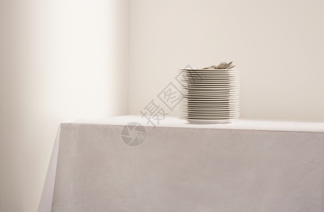 盘子和餐桌上的餐具陶瓷奢华陶器厨具勺子制品食物刀具家庭桌子织物高清图片素材