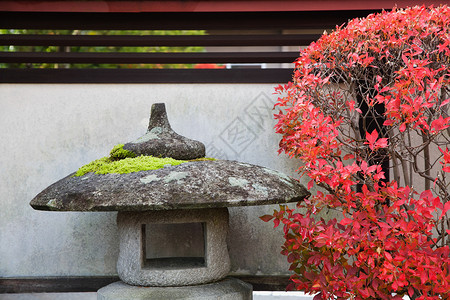 日本 秋色的高山石灯和灌木灯笼石头神社季节衬套文化花园背景图片