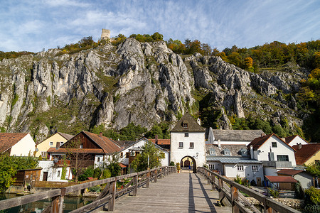 给我一座城堡德国巴伐利亚Essing村以阿尔特穆厄尔河 地底高岩和地下一座木桥为主的古老风景公园历史性石头晴天观光山脉自然保护区旅行木头岩石背景
