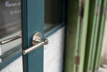 带铝门把手隔壁房间开绿门会发生锁孔高清图片素材