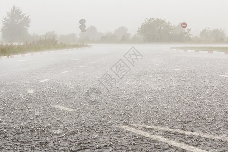 雨水天大雨和冰雹 正在沿高速公路坠落气候变化风暴淋浴天气气候雷雨激流季节雨水飓风背景