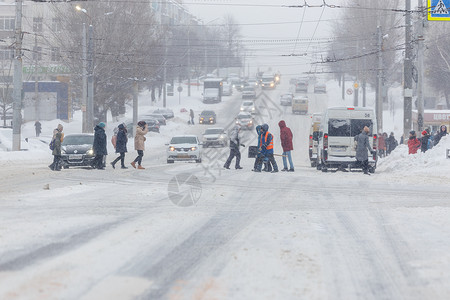 减轻灾害风险俄罗斯图拉2020年2月13日 公民在下大雪时穿越城市道路安全社论风险自然灾害行人街道男人风暴市中心降雪背景