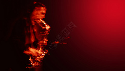 迷你萨克斯Saxphone 播放器的抽象图像音乐会独奏者展示辉光红色线条演员舞台运动居住背景