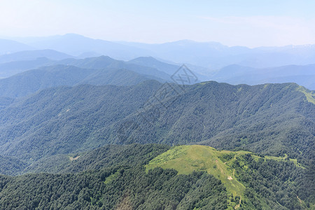 夏季高加索山丘岩石美丽荒野旅行山脉天空阳光晴天峡谷顶峰背景图片