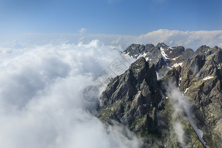 夏季高加索山丘山脉天空闲暇岩石荒野顶峰晴天美丽旅行石头背景图片