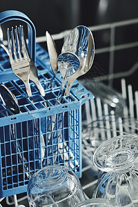 厨房有清洁餐具的露天洗碗机桌子房子叉子食物金属环境餐厅刀具银器勺子盘子高清图片素材