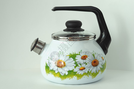 水壶是白色的 有口哨和模式烹饪搪瓷背景特写开水温度洋甘菊蒸汽背景图片