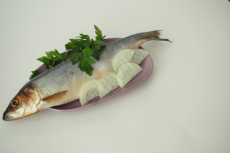 鱼 是一整只雌鹿 与洋葱和鹦鹉无分割的香菜海鲜盘子美食鲱鱼背景图片