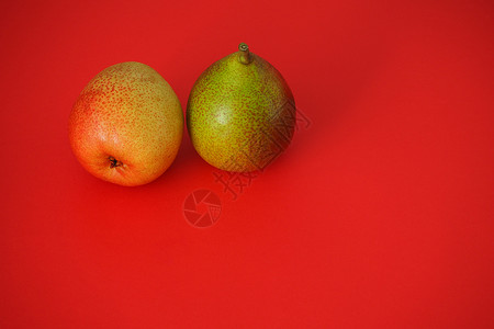 开菜果 红底的两颗美丽的梨子甜点美味红色食物花园农业维生素黄色收成背景图片