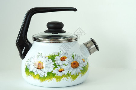 水壶是白色的 有口哨和模式温度搪瓷洋甘菊蒸汽特写背景烹饪开水背景图片