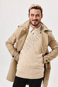 男人穿着米色大衣秋天风格 将孤立的背景抛在一旁高清图片