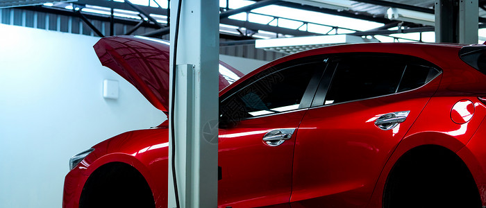 汽车修理厂 红色 SUV 汽车是电梯在车库维修和保养服务 举起车辆的汽车服务 车间吊装车身进行检查 在服务站检查汽车车轮高清图片素材