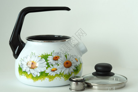 水壶是白色的 有口哨和模式洋甘菊搪瓷背景烹饪蒸汽温度开水特写背景图片