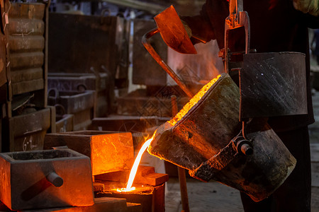 工业冷却铸造工艺 用熔金属填充模具的过程金属生产流动工厂店铺冶炼冶金金工工作投掷橙子高清图片素材