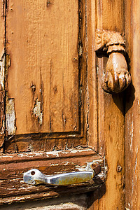 旧木门和复古门入口古董建筑学装饰品折痕黄铜门把手装饰金属艺术背景图片