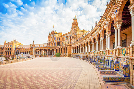 中华民族伟大复兴的中西班牙塞维利亚的西班牙广场 在夏日蓝色天空下 伊比里亚文艺复兴建筑的一个伟大范例城市旅游文化历史正方形历史性公园天空旅行观光背景