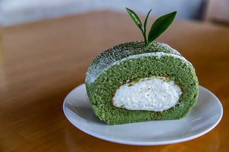 Matcha绿茶卷蛋糕和茶叶装饰高清图片
