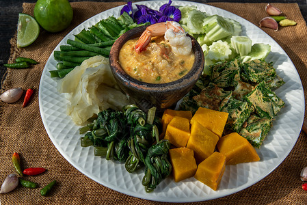 泰式传统食物 虾虾 蔬菜和焦糖蛋白午餐菜花辣椒敷料用餐草本植物烹饪长豆美食餐厅背景图片