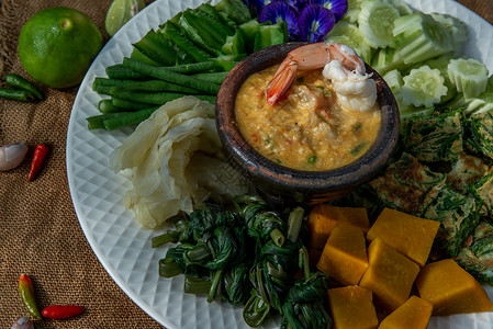 泰式传统食物 虾虾 蔬菜和焦糖蛋白盘子餐厅敷料课程用餐美食辣椒黄瓜烹饪文化背景图片