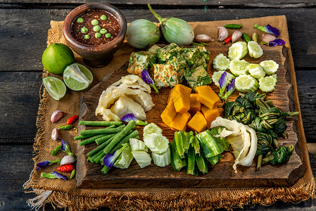 泰国传统食品 或炸虾糊酱 配有木质背瓜上的蔬菜和焦糖蛋白文化辣椒草本植物课程用餐卡皮厨师厨房黄瓜烹饪背景图片