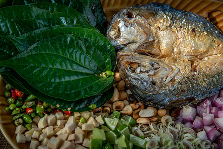 炸支竹泰国传统食物 炸竹鱼配有新鲜蔬菜和草药 这是泰国食品 叫做餐厅课程草本植物美食用餐鲐鱼文化厨房辣椒厨师背景