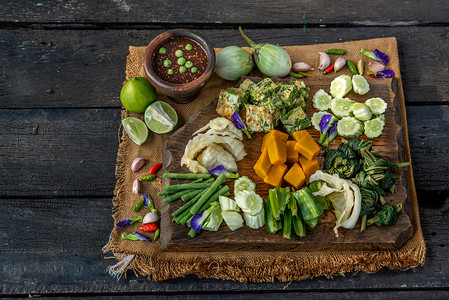 泰国传统食品 或炸虾糊酱 配有木质背瓜上的蔬菜和焦糖蛋白美食午餐盘子厨房柠檬卡皮草本植物黄瓜食物餐厅背景图片