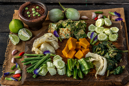 泰国传统食品 或炸虾糊酱 配有木质背瓜上的蔬菜和焦糖蛋白柠檬文化菜花草本植物盘子辣椒课程食物厨房黄瓜背景图片