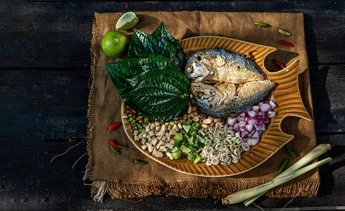 炸支竹泰国传统食物 炸竹鱼配有新鲜蔬菜和草药 这是泰国食品 叫做厨师文化辣椒鲐鱼课程柠檬烹饪用餐面粉餐厅背景